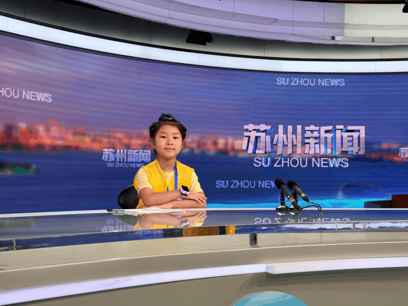 青少年體驗新聞主播臺進行現場播報