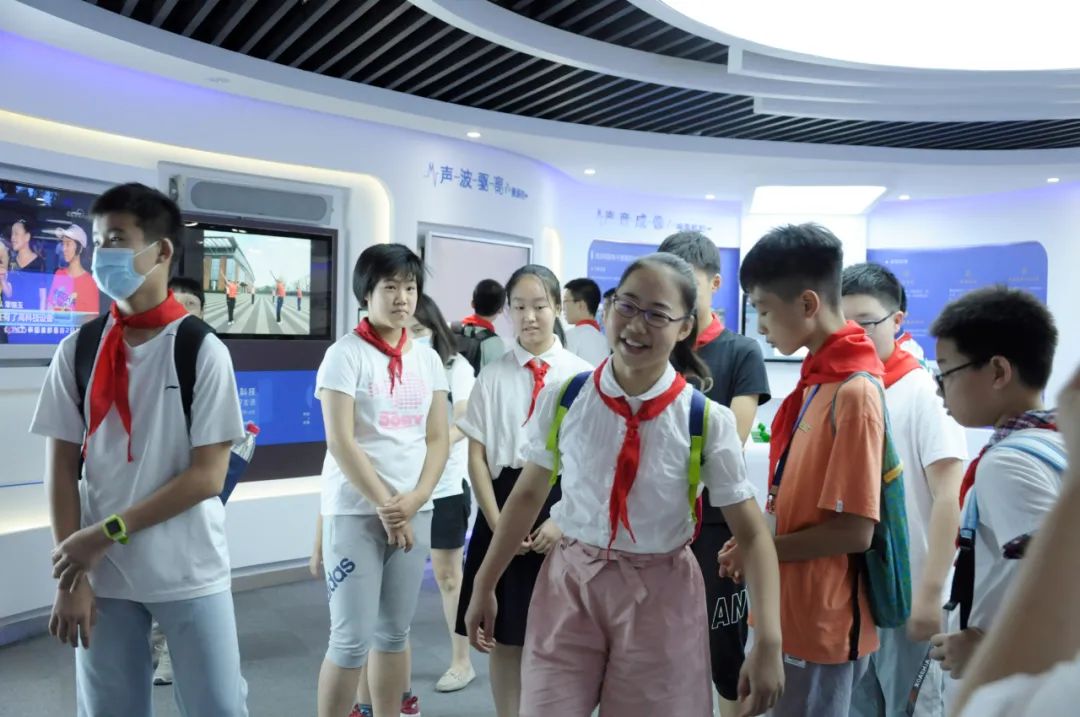 17位蘇州中學(xué)偉長(zhǎng)實(shí)驗(yàn)班學(xué)生前來(lái)體驗(yàn)聲學(xué)黑科技