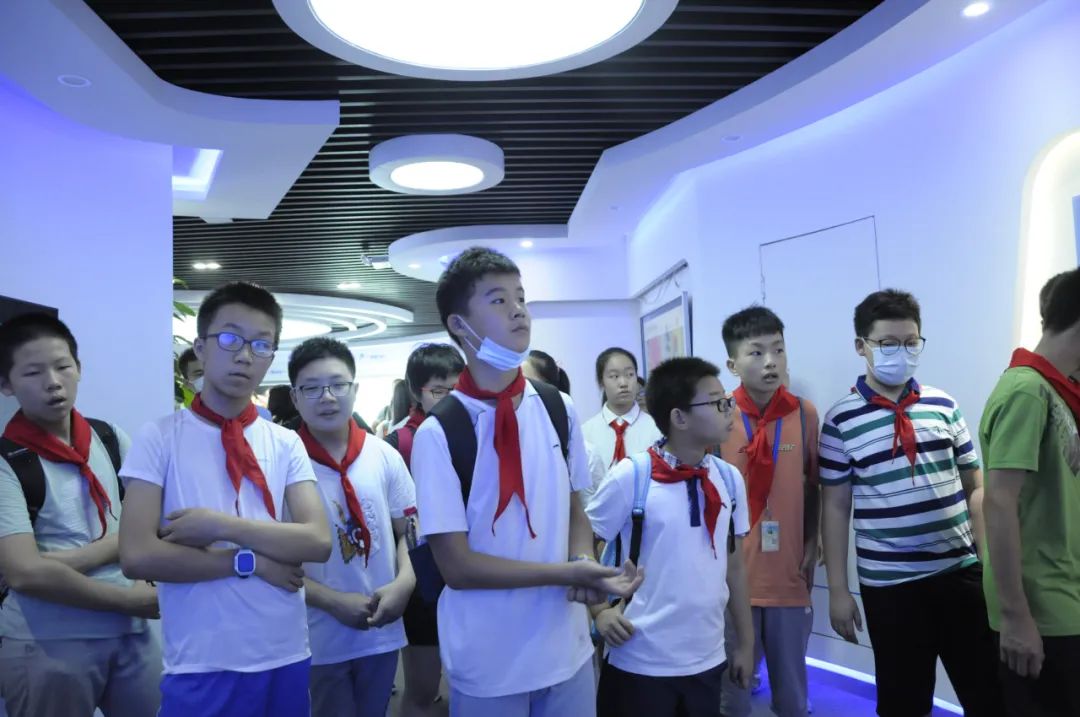 17位蘇州中學(xué)偉長(zhǎng)實(shí)驗(yàn)班學(xué)生前來(lái)體驗(yàn)聲學(xué)黑科技