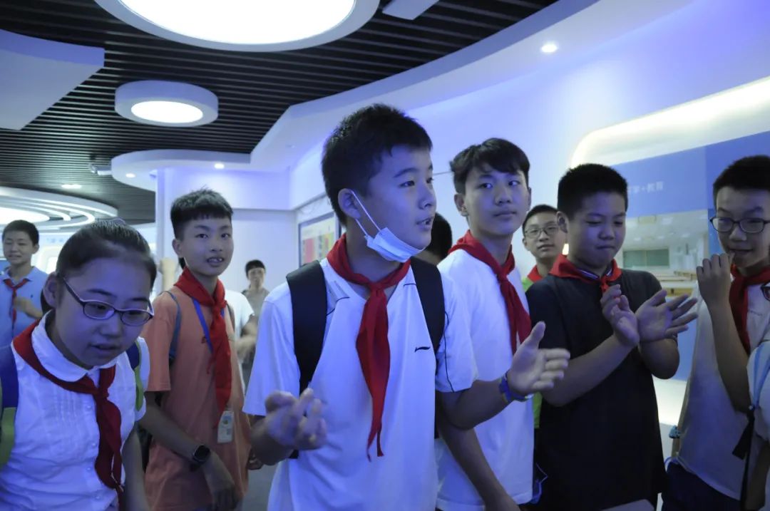 17位蘇州中學(xué)偉長(zhǎng)實(shí)驗(yàn)班學(xué)生前來(lái)體驗(yàn)聲學(xué)黑科技
