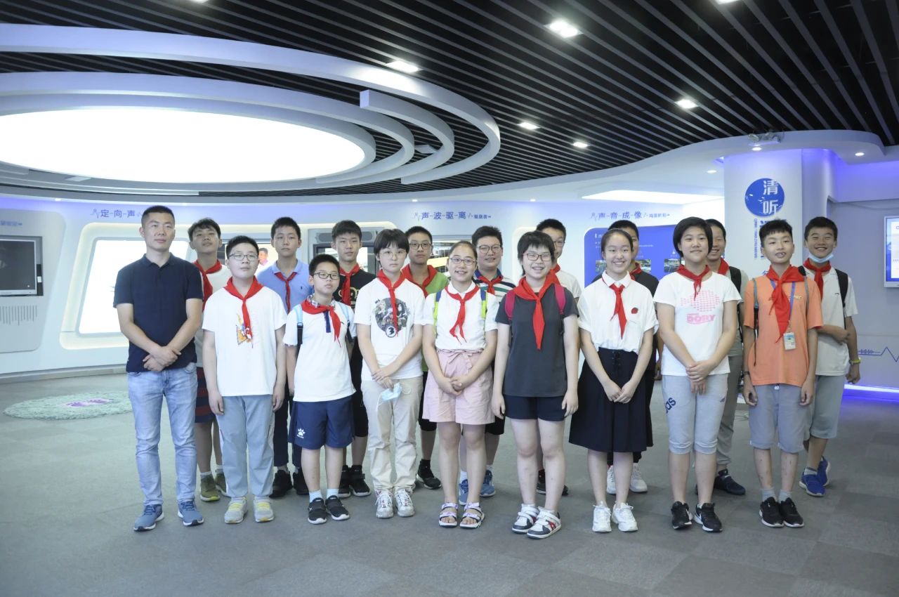 17位蘇州中學(xué)偉長(zhǎng)實(shí)驗(yàn)班學(xué)生前來(lái)體驗(yàn)聲學(xué)黑科技